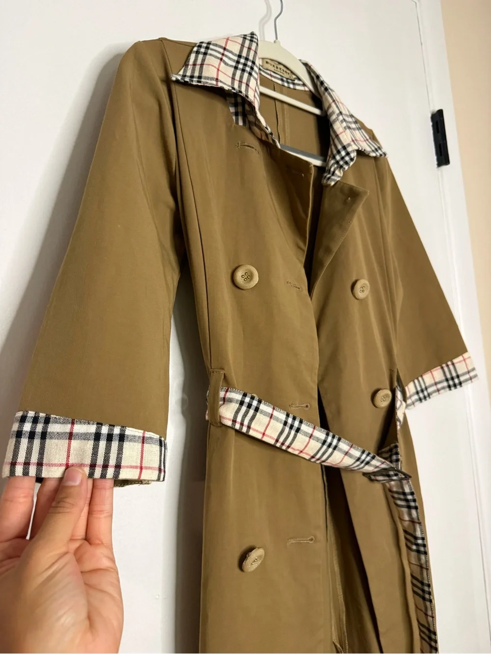 Vintage Burberry Tan Trench Coat with Classic Check Lining - Picture 4 of 10